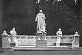 Monument no&nbsp;17 avec Albert-Achille de Brandebourg avec à gauche le chambellan Werner von der Schulenburg et à droite Ludwig von Eyb. Sculpteur: Otto Lessing.