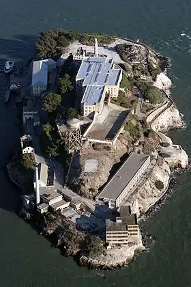 Vue aérienne de l'île d'Alcatraz dans la baie de San Francisco.
