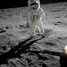 Photographie en couleur iconique d'Aldrin marchant en combinaison lunaire sur la Lune.