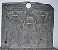 Représentations d'hommes-taureaux tenant un disque ailé. Musée national d'Alep.