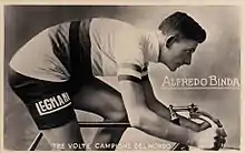 Photographie en noir et blanc d'un cycliste courbé sur son vélo.