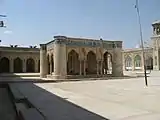 Bâtiment au milieu de la cour.