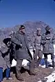 Alice Kandell se cachant derrière un soldat du Sikkim pour photographier un soldat chinois au Nathu La