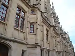 Détail de l'alignement de gargouilles sur la façade néogothique de la rue aux Juifs (fin XIXe s).