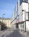 L'école, sur la droite.