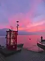 Allô Claude, cabine téléphonique installée sur les quais de Montreux, en Suisse. Installation cinétique en hommage à Claude Nobs.