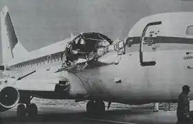 Vue de l'avant droit du fuselage du 737 accidenté après la décompression explosive et l'atterrissage du vol 243.