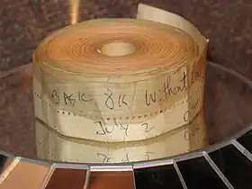Ruban perforé de BASIC 8K pour lAltair 8800 de MITS. Photo prise au musée d'histoire naturelle et des sciences du Nouveau-Mexique.