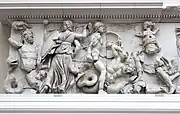 Hécate et Artémis dans une scène de Gigantomachie. Frise basse, Est. Marbre d'Asie Mineure. H. 2,28&nbsp;m.
