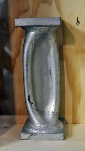 Un tube en aluminium (5 mm d'épaisseur) ayant subi une pression de 700 bar.