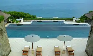 Piscine à Amankila (en)