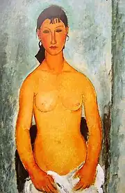 Portrait en plan américain d'une femme nue debout de face, tenant un linge blanc qui cache son pubis