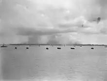 Photo noir et blanc montrant des navires au large de l'ile de Labuan.
