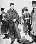 Américains portant jobbeh va kolah (vêtements persans traditionnels) à l'ouverture de la Majles, le 29 janvier 1924. Mr. McCaskey, Dr. Arthur Millspaugh (en) et le Colonel MacCormack sont présents sur la photo.