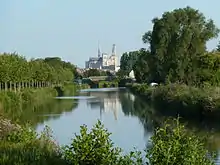 La cathédrale d'Amiens et la tour Perret en arrière-plan du fleuve.