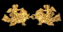 Paire d'agrafes, Amours chevauchant un dauphin