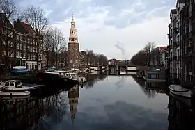 Le Rapenburgwal et la Montelbaanstoren au centre.