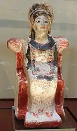 Figure féminine en terre cuite. Akréfnio, début du Ve siècle av. J.-C..