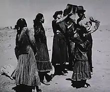 Infirmière avec une radiographie devant un groupe de Navajos.