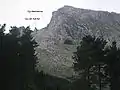 Face est de l'Anboto, vue depuis Arrazola. les yeux de Bentanetan et d'Ezkillar sont signalés.