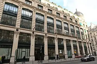 No 34 : ancien siège de Saint Frères.