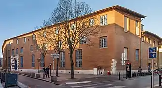 no 34 : la façade de l'ancien collège de l'Esquile sur la place Yitzhak-Rabin.