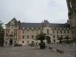 Façade sur la place François-Mitterrand.