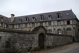 Façade sur le quai.