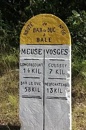 Grande borne de pierre de l'ancienne route nationale no 66 de Bar-le-Duc à Bâle