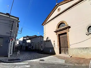 Premier emplacement de l'ancienne porte d'Aire, au carrefour des rues des Jardins, Augustin Lesbazeilles et Saint-Vincent de Paul, à hauteur de la chapelle du Bon-Pasteur de l'hôpital Lesbazeilles. La porte d'Aire est transférée à l'extrémité est de l'actuelle rue Augustin Lesbazeilles après la construction de l'hospice de Mont-de-Marsan après 1702.