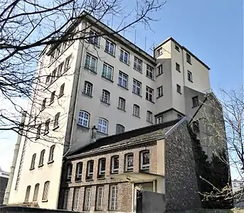Anciennes mégisseries au Nord de la cour de l'école privée « Sœur-Rosalie ».
