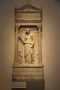 Monument funéraire d'une prêtresse de Déméter. Smyrne, v. 150-100. Marbre, H. 155, P. 66&nbsp;cm. Altes Museum.