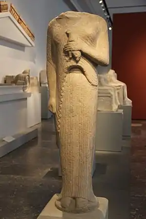 Korè dédiée à Artémis, tenant une perdrix; v. 570-550. Trouvée à Milet. Marbre, H. 1,43&nbsp;m. Altes Museum