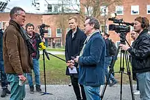 Photographie d'un homme avec lunettes près du Karolinska Institute à Stockholm