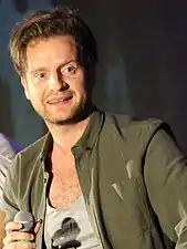 Andrew Gower (en) interprète Charles Stuart