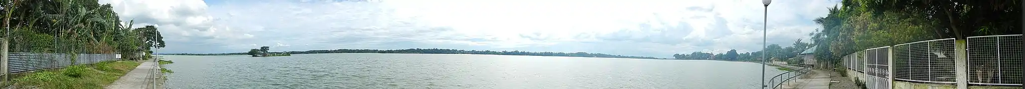 Panorama à 180° depuis San Rafael, montrant le lac créé par le barrage de Bustos (en).