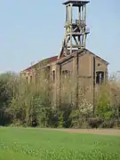 Le chevalement et le bâtiment d'extraction.