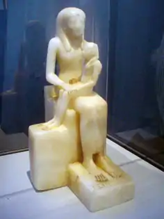 Pépi&nbsp;II allaité par sa mère tel un nouvel Horus. VIe dynastie, Brooklyn Museum.