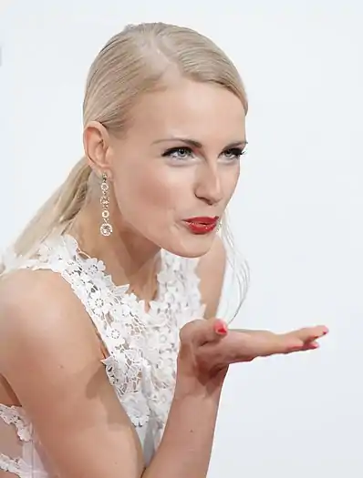 Baiser soufflé par Anne-Kathrin Kosch (de) au Filmball Vienna (de).