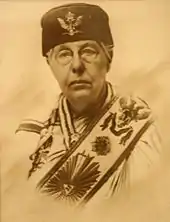 Photo portrait en monochrome d'Annie Besant, elle porte les decors du 33e degré maçonnique
