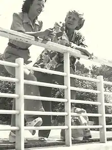 Annie Ducaux en 1946 sur le tournage de Les Requins de Gibraltar