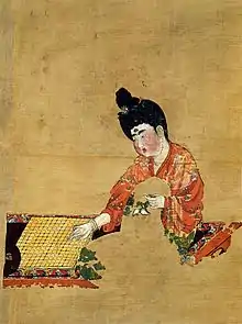 Femme jouant au jeu de go Section d'un paravent, tombe 187 d'Astana. Tourfan. H.: 63&nbsp;cm. Encre et couleurs sur soie, VIIIe&nbsp;siècle Dynastie Tang. Musée provincial, Ürümqi.