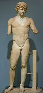 Antinoüs héroïsé, sur un corps de « style sévère » du Ve&nbsp;siècle AEC. Marbre 1,80 m. 130 EC.Musée de Delphes