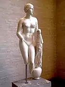 Aphrodite Braschi, du type de l'Aphrodite de Cnide, attribuée à Praxitèle. IVe&nbsp;siècle&nbsp;av. J.-C., glyptothèque de Munich.