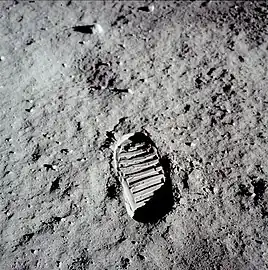 empreinte de botte dans le sol lunaire.