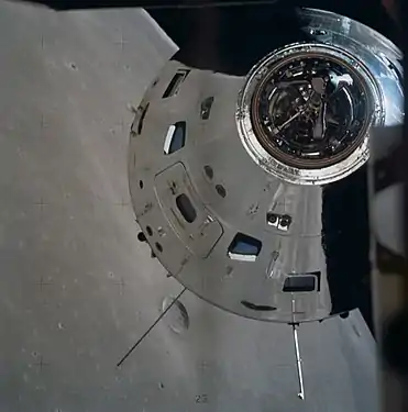 Sur cette photo on distingue clairement les deux écoutilles et les cinq hublots (Apollo 17).