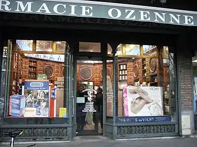 La devanture de la pharmacie Ozenne.