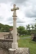 Le calvaire situé rue de la Charmotte.