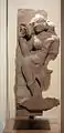 Apsara au miroir, dans la pose en triple flexion : tribhanga. Lourdes parures au cou et aux oreilles, ceinture de joyaux sur dhoti transparente. Khajurâho, Xe – XIe siècle. Grès rose. H. 58 cm. Inde du Nord
