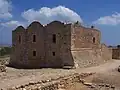 photographie : un grand bâtiment rectangulaire à trois nefs en pierres